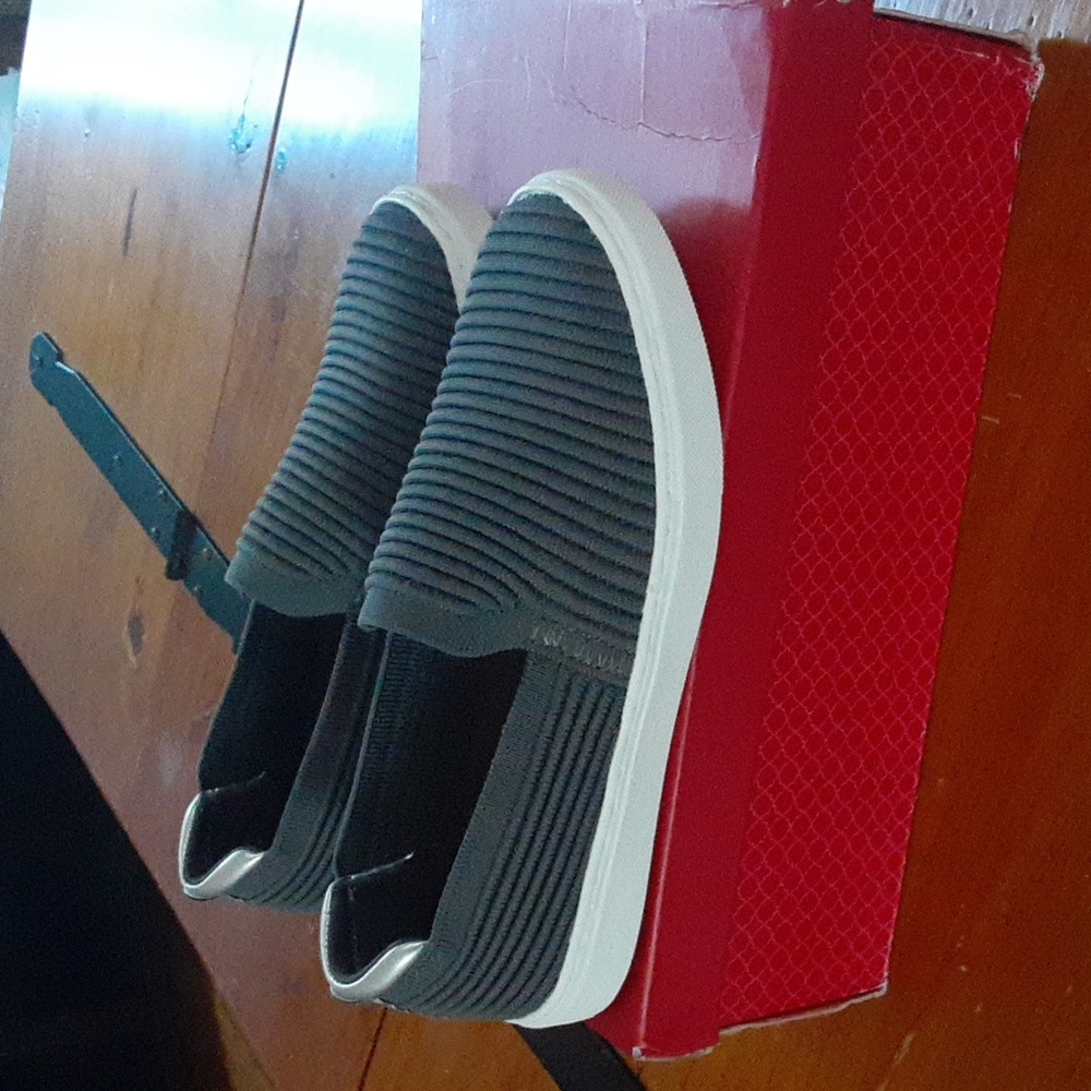 Kelly & Katie  Ellina Mesh Slip On Sneaker Size 6